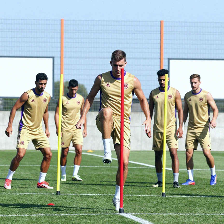 Kỳ chuyển nhượng và những dòng tiền bị chôn dưới đường pitch